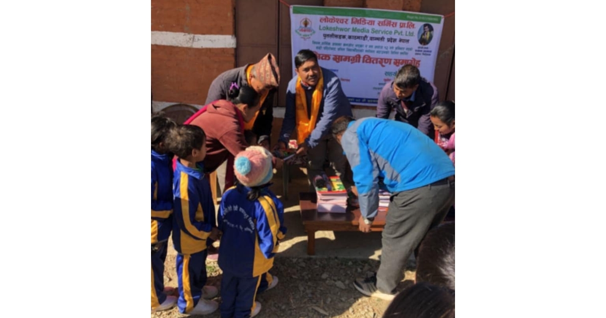 चौंघरे ठोस्नेखोलाका ३१ जना विद्यार्थीलाई शैक्षिक सामग्री वितरण