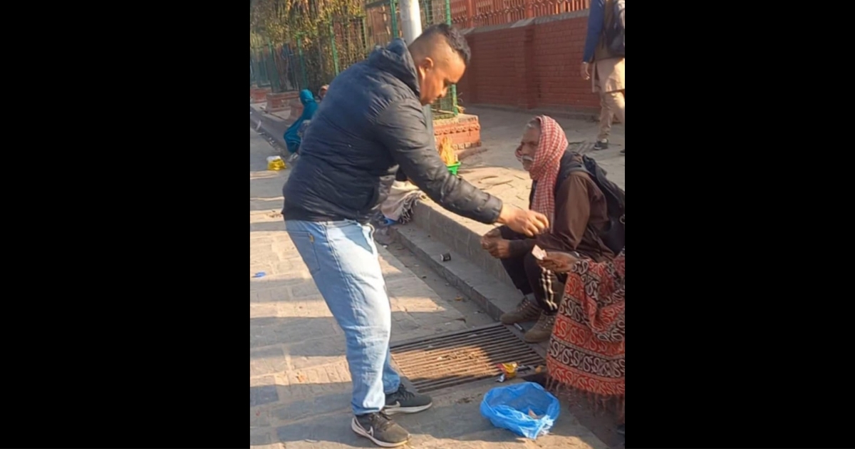 तरण दलका नेताको जन्मदिनमा बृद्ध र अशक्तलाई सहयोग