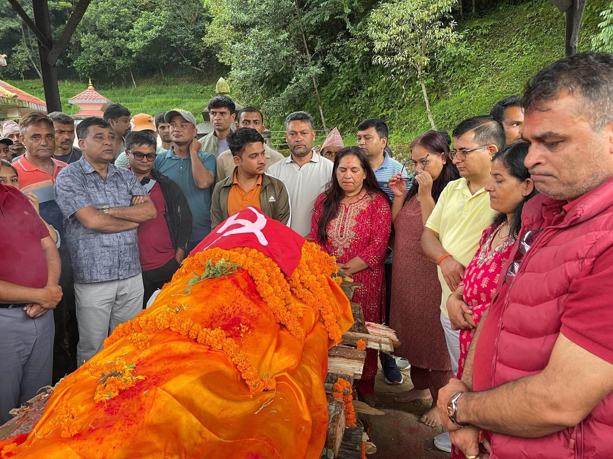 बनेपा नगरपालिका उपप्रमुखले गरिन् बुबाको अन्त्योष्टि, छोराले मात्र काजक्रिया गर्न सक्ने परम्पराविरुद्ध अडान