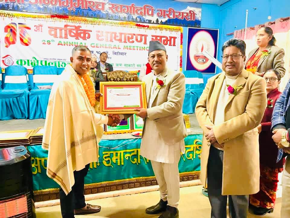 काभ्रे प्रेसका सञ्चालक युवा पत्रकार अरबिन्द्र गौतम नगदसहित सम्मानित