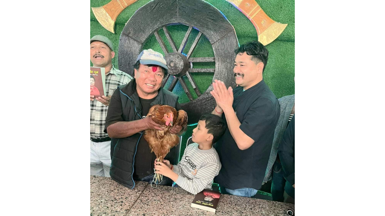 नेपाली वैज्ञानिक पुनलाई भाले उपहार दिएपछि