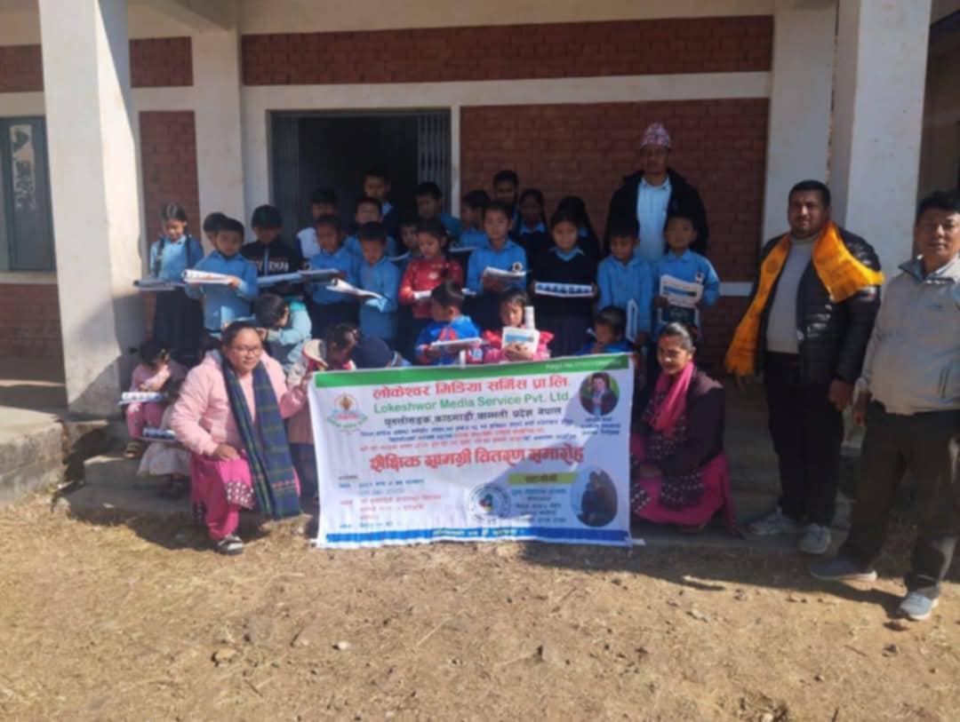 ठूलोडाँडाका ३० जना विद्यार्थीलाई शैक्षिक सामग्री वितरण