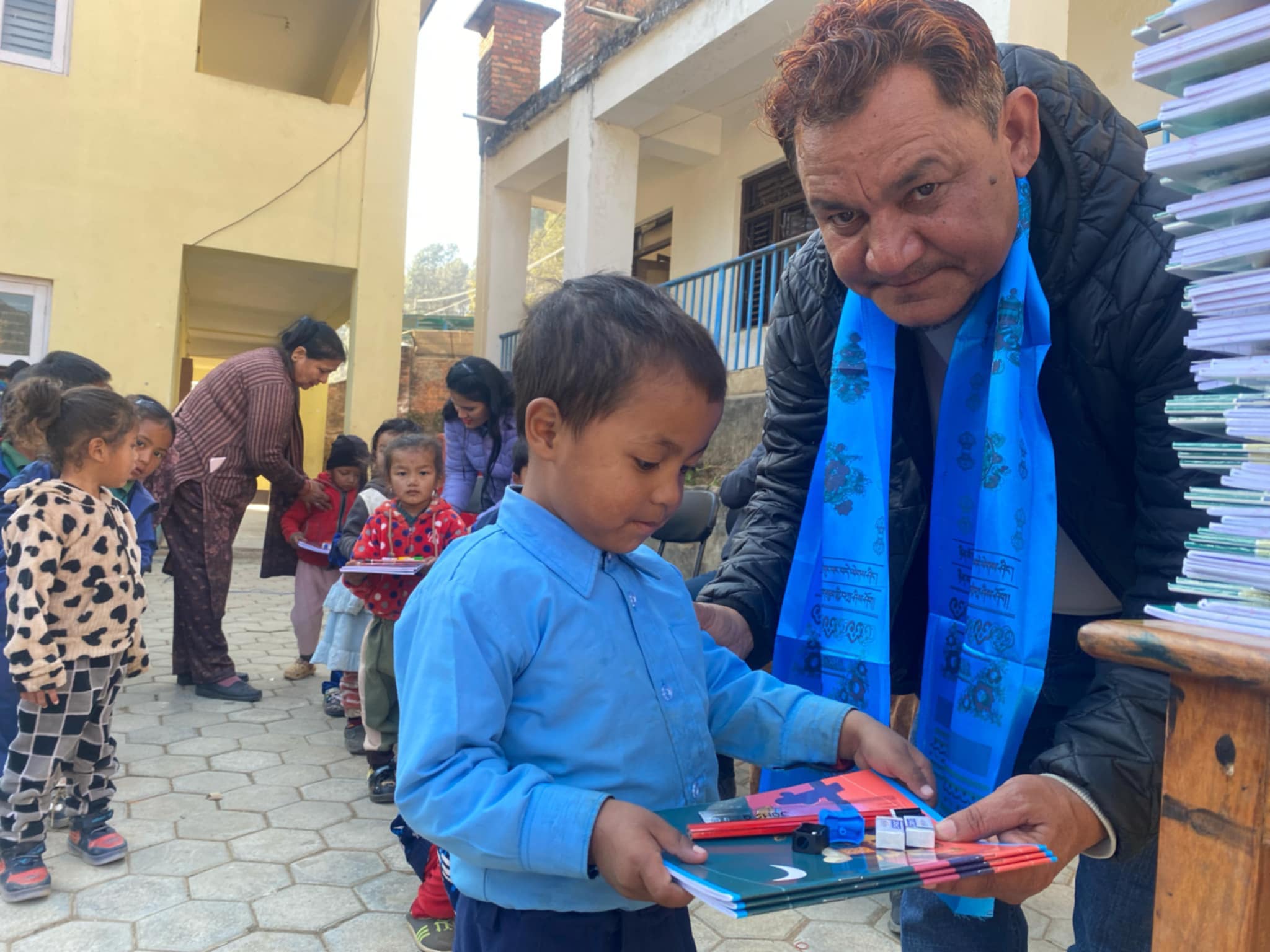 बिशंखुनारायणका ६५ जना विद्यार्थीलाई शैक्षिक सामग्री