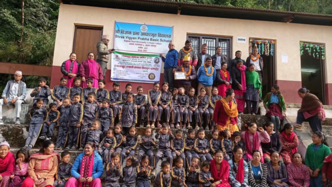 इकुडोलमा ६१ जना विद्यार्थीलाई न्यानो कपडा वितरण