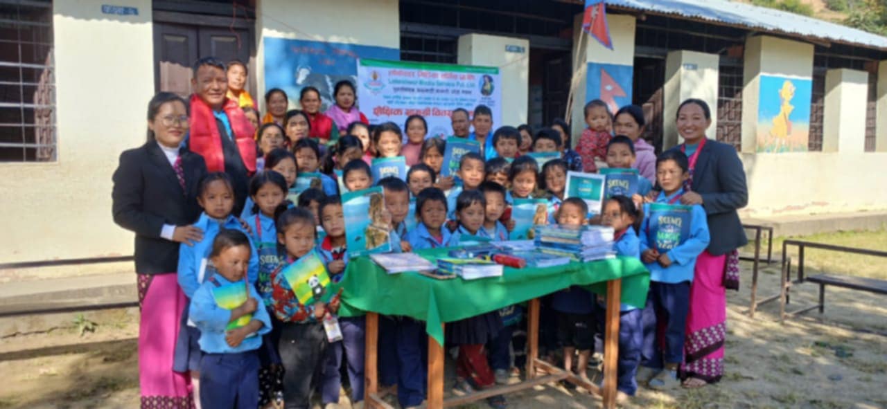 महाङकालचौंर गोलगाउँका २७ जना विद्यार्थीलाई शैक्षिक सामग्री वितरण