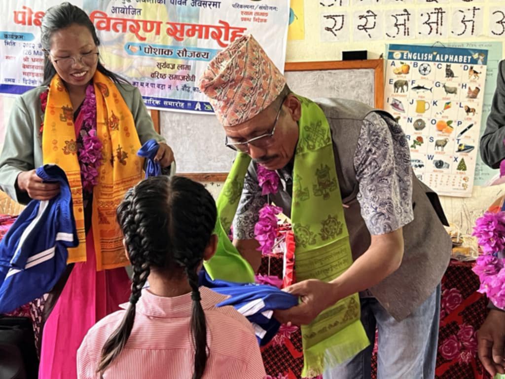 बेथानचोक भुग्देउ थिङछापमा ४० जना विद्यार्थीलाई पोशाक वितरण सम्पन्न