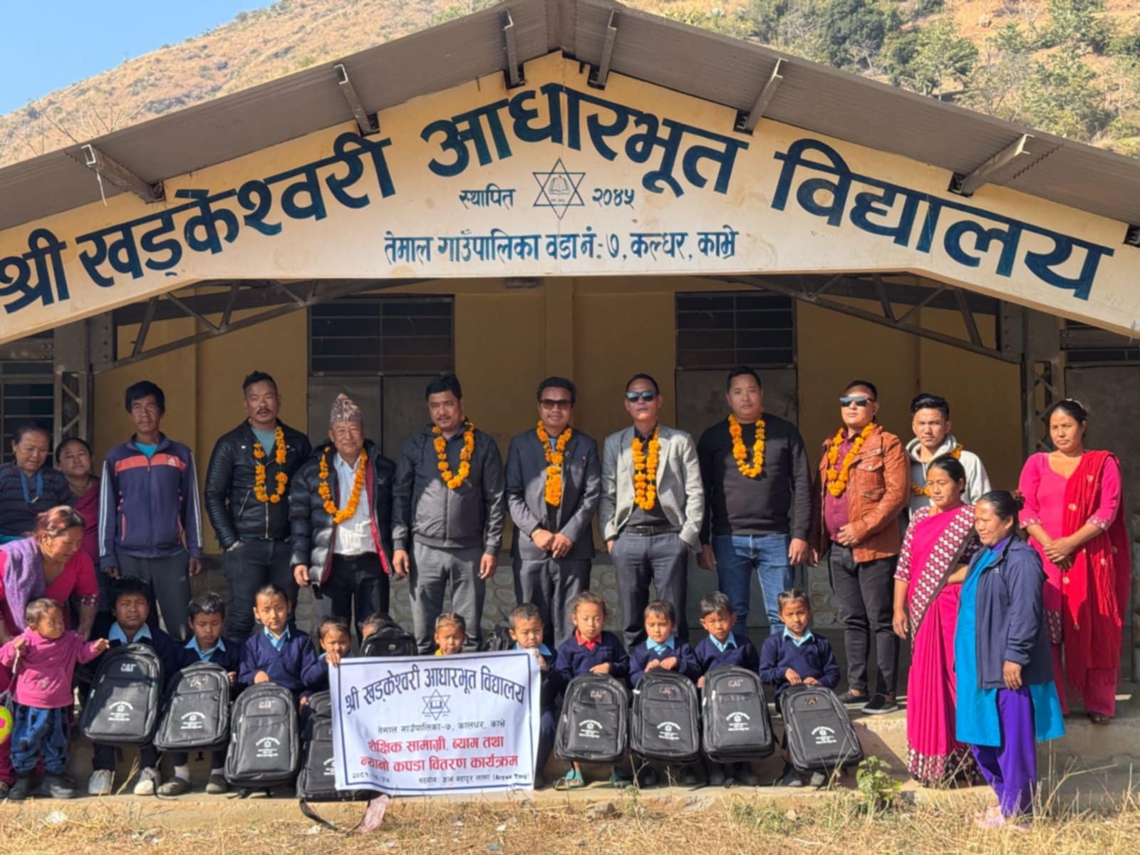 समाजसेवी ज्ञानबहादुर लामाद्वारा विद्यालयमा शैक्षिक सामाग्री सहयोग