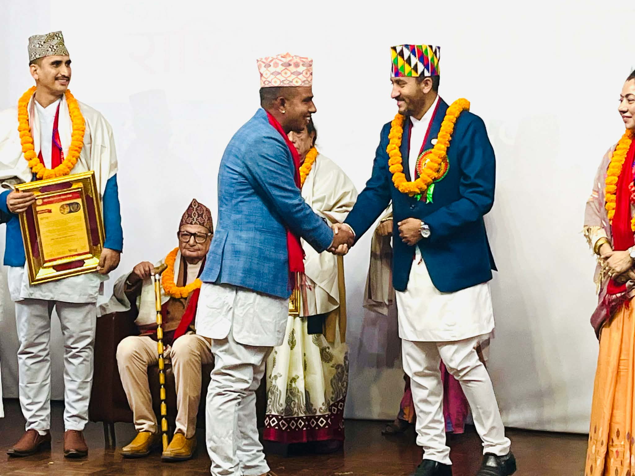 १३औँ राष्ट्रिय पोशाक तथा  टोपी दिवसमा पत्रकार अरबिन्द्र गौतम सम्मानित