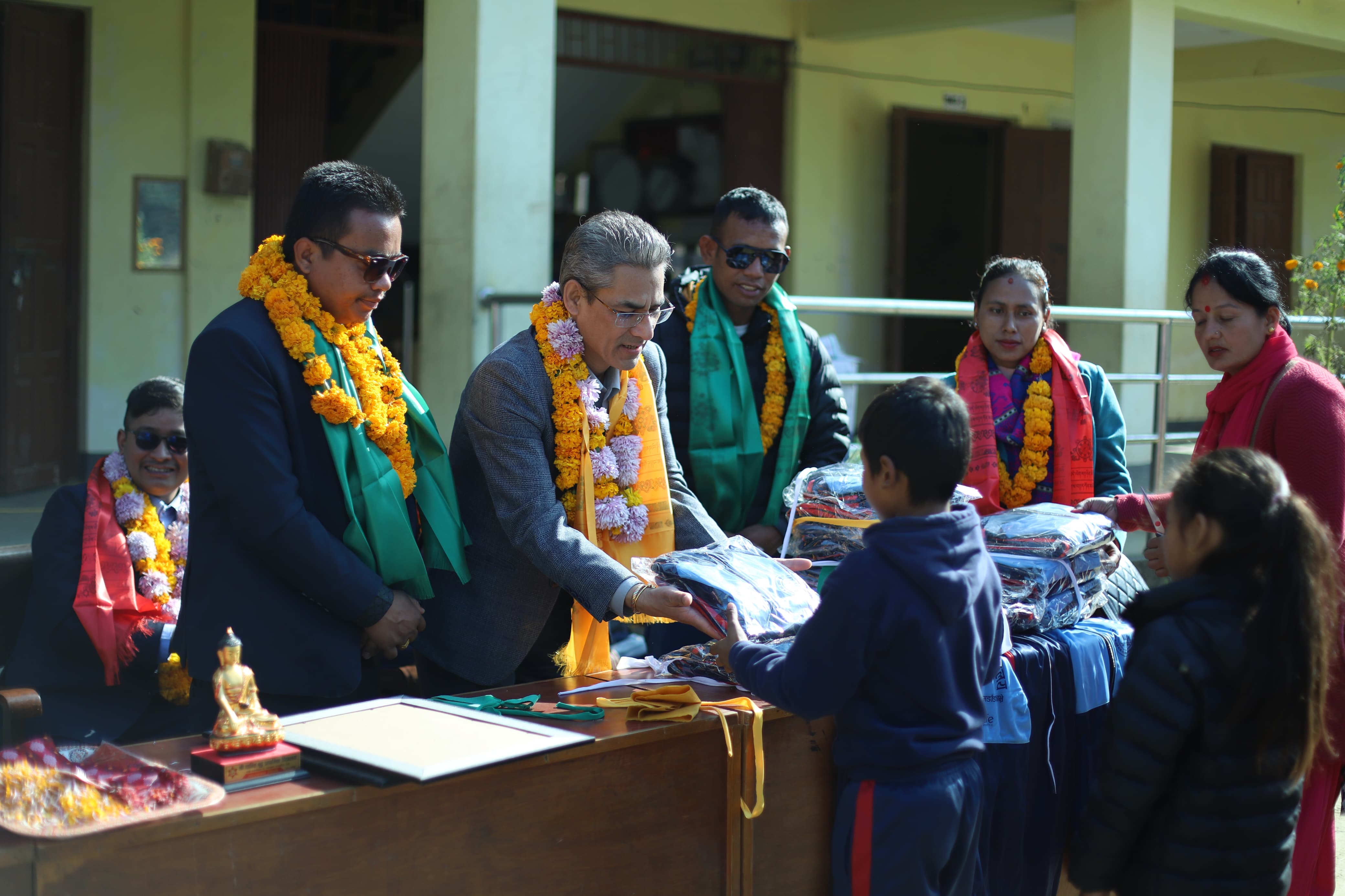 सिटिजन लाइफ इन्स्योरेन्सद्वारा विद्यार्थीलाई पोशाक