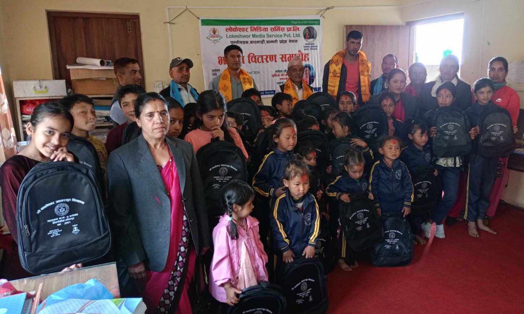 कालेश्वर विद्यालयमा अध्ययनरत  विद्यार्थीहरुलाई झोला