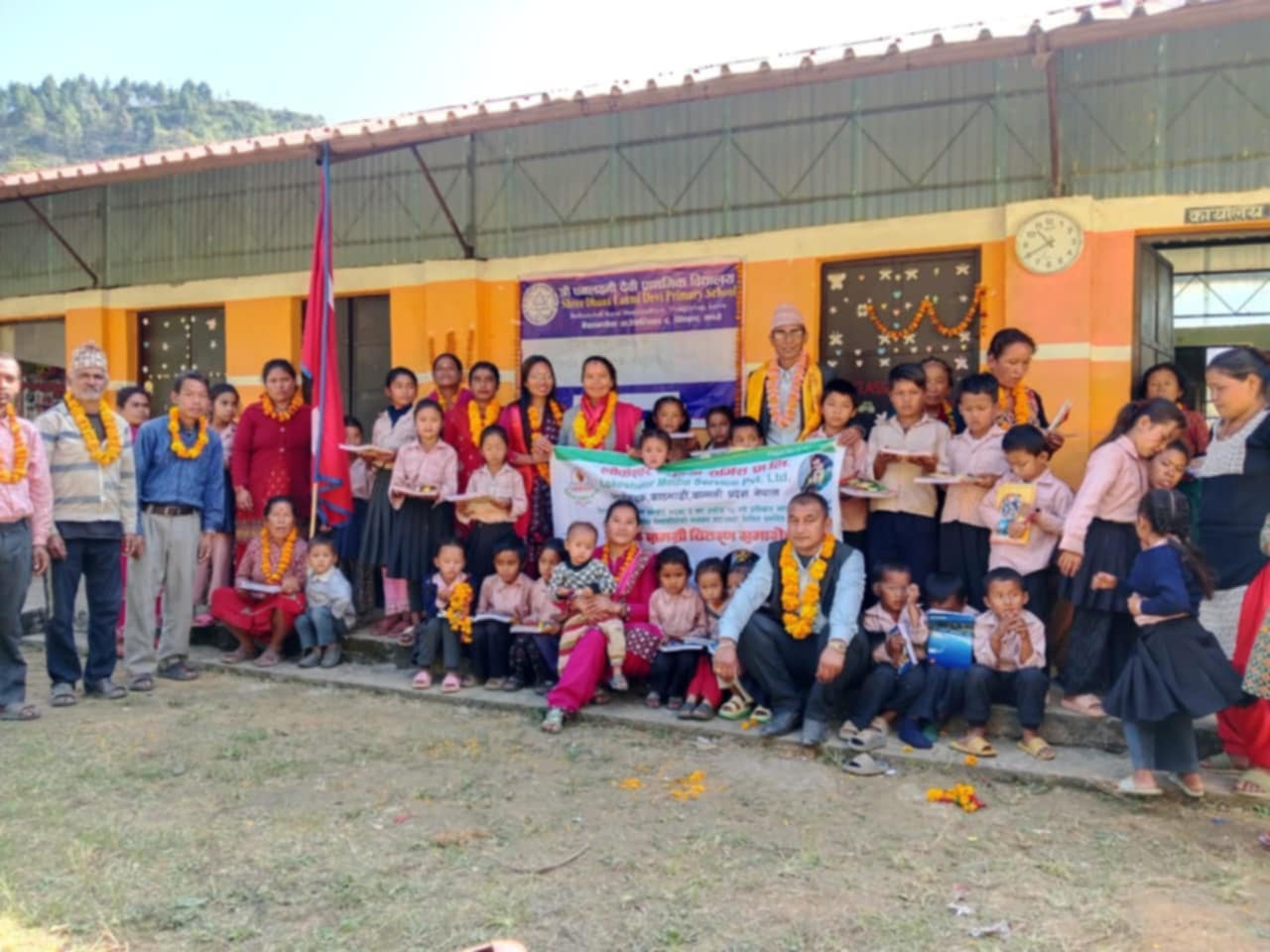 थिंछापका ३८ जना विद्यार्थीलाई शैक्षिक सामग्री वितरण