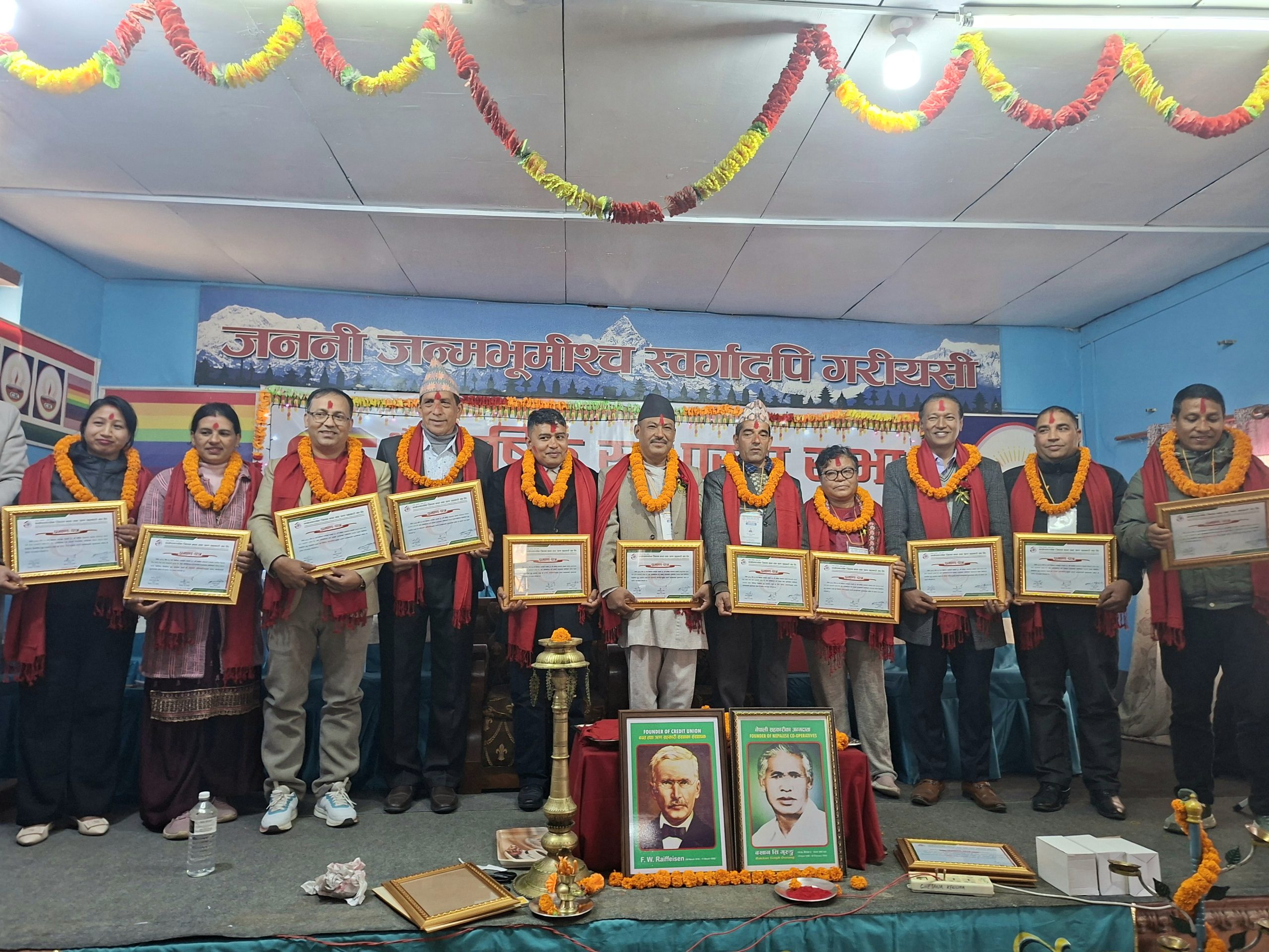 काभ्रेपलाञ्चोक जिल्ला बचत संघको २८ औँ साधारण सभा:
योगदान पुर्‍याउने व्यक्तित्वहरू सम्मानित