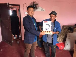 मानिखेलका ३८ घरधुरी बाढीपहिरो पीडितलाई राहत सामग्री वितरण